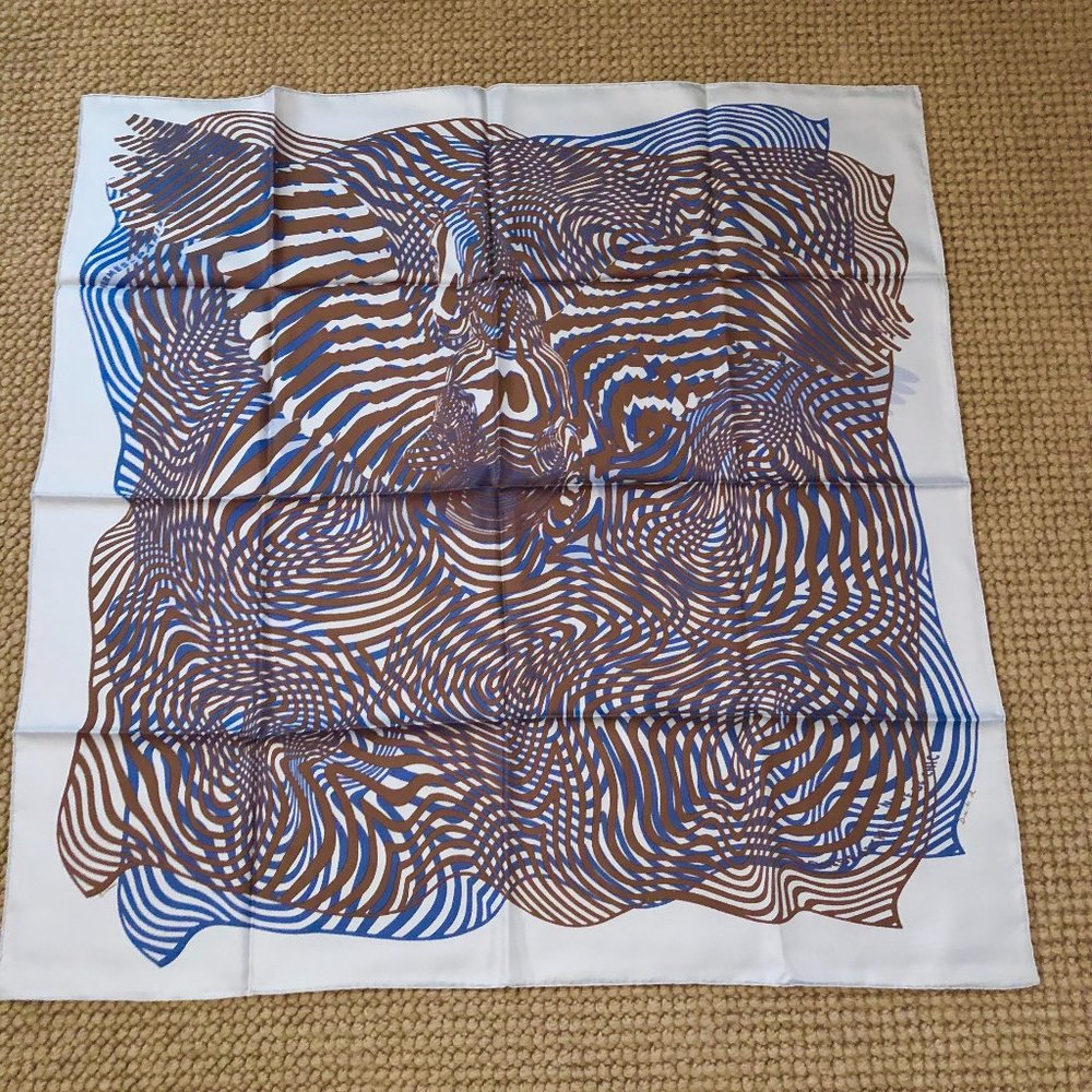 Hermes Paris Onde de Chic Pegasus 90 cm Brand New Scarf Shawl Wrap Light Blue